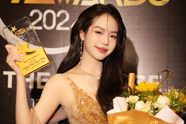 Hoa hậu Thanh Thuỷ nhận hai giải thưởng trong một đêm