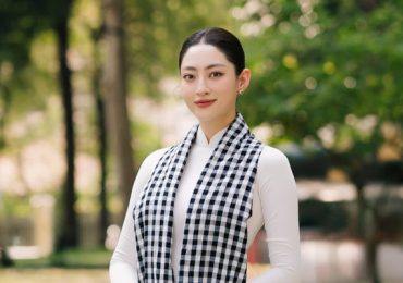 Lương Thuỳ Linh mặc bà ba, đeo khăn rằn