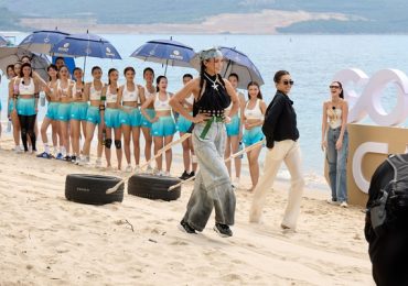 Thí sinh Miss Cosmo Vietnam đeo chì nặng 8kg tạo dáng chụp ảnh dưới đáy biển